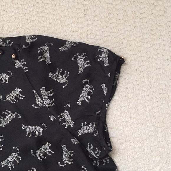 Blouse with leopard on it. - Picture 3 of 3